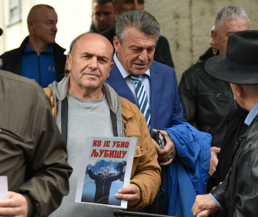 <p>Između ostalog traže da Milatović posthumno odlikuje Mrdaka, da Šaranović donese odluku da se Policijska akademija u Danilovgradu zove Slavoljub Šćekić, a ulice u kojoj je ubijen Duško Jovanović preimenuje u njegovo ime<br /> </p>