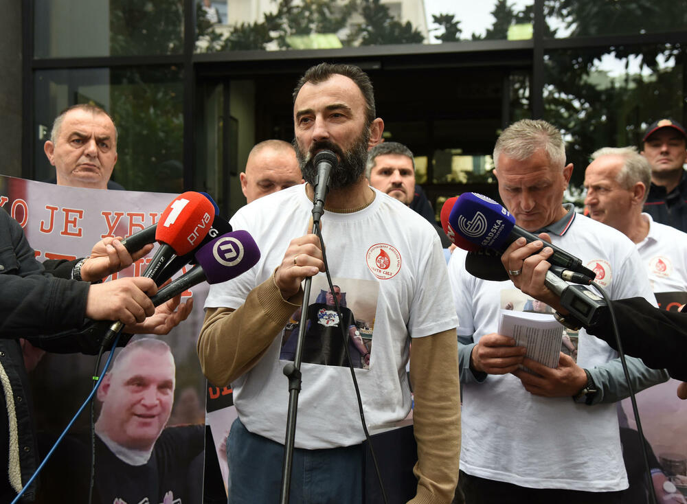 <p>Između ostalog traže da Milatović posthumno odlikuje Mrdaka, da Šaranović donese odluku da se Policijska akademija u Danilovgradu zove Slavoljub Šćekić, a ulice u kojoj je ubijen Duško Jovanović preimenuje u njegovo ime<br /> </p>