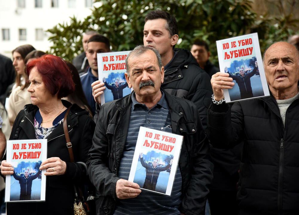 <p>Između ostalog traže da Milatović posthumno odlikuje Mrdaka, da Šaranović donese odluku da se Policijska akademija u Danilovgradu zove Slavoljub Šćekić, a ulice u kojoj je ubijen Duško Jovanović preimenuje u njegovo ime<br /> </p>