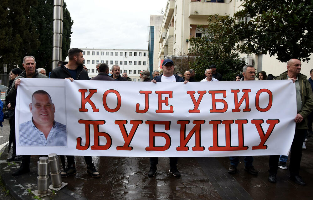 <p>Između ostalog traže da Milatović posthumno odlikuje Mrdaka, da Šaranović donese odluku da se Policijska akademija u Danilovgradu zove Slavoljub Šćekić, a ulice u kojoj je ubijen Duško Jovanović preimenuje u njegovo ime<br /> </p>