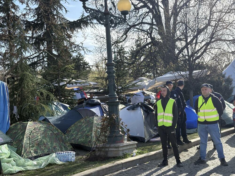 <p>Privremeni stanovnici Pionirskog parka nijesu bili raspoloženi za razgovor a ni za slikanje i snimanje. Svoje vrijeme su provodili sjedeći na klupama, u svojim šatorima i između njih. Žandarmerija im je kasnije danas pojačala obezbjeđenje</p>