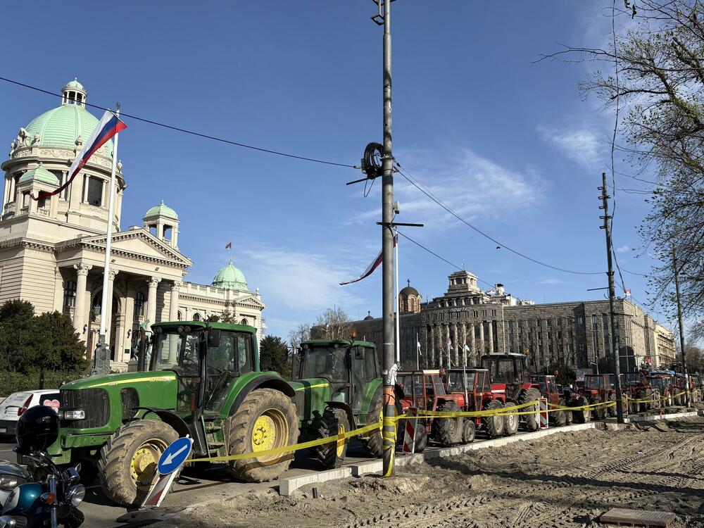 <p>Privremeni stanovnici Pionirskog parka nijesu bili raspoloženi za razgovor a ni za slikanje i snimanje. Svoje vrijeme su provodili sjedeći na klupama, u svojim šatorima i između njih. Žandarmerija im je kasnije danas pojačala obezbjeđenje</p>