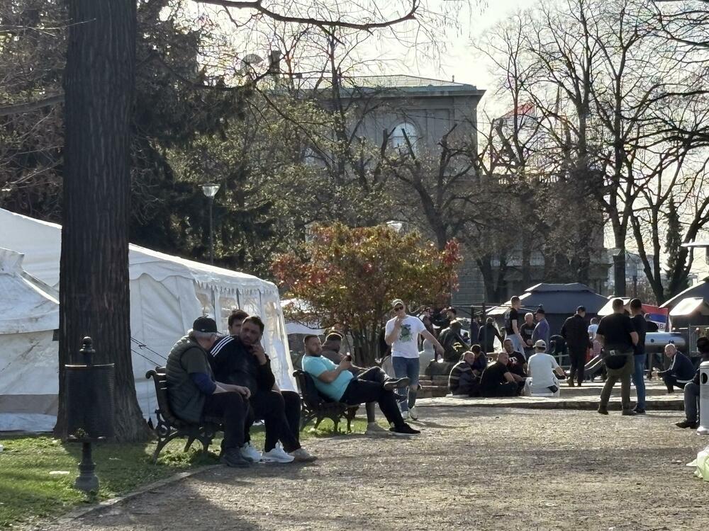 <p>Privremeni stanovnici Pionirskog parka nijesu bili raspoloženi za razgovor a ni za slikanje i snimanje. Svoje vrijeme su provodili sjedeći na klupama, u svojim šatorima i između njih. Žandarmerija im je kasnije danas pojačala obezbjeđenje</p>