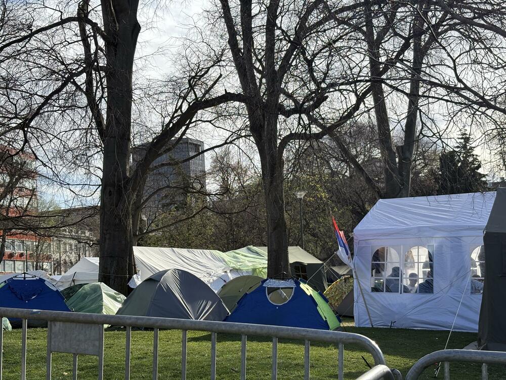 <p>Privremeni stanovnici Pionirskog parka nijesu bili raspoloženi za razgovor a ni za slikanje i snimanje. Svoje vrijeme su provodili sjedeći na klupama, u svojim šatorima i između njih. Žandarmerija im je kasnije danas pojačala obezbjeđenje</p>