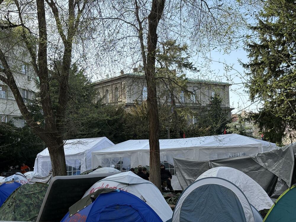 <p>Privremeni stanovnici Pionirskog parka nijesu bili raspoloženi za razgovor a ni za slikanje i snimanje. Svoje vrijeme su provodili sjedeći na klupama, u svojim šatorima i između njih. Žandarmerija im je kasnije danas pojačala obezbjeđenje</p>