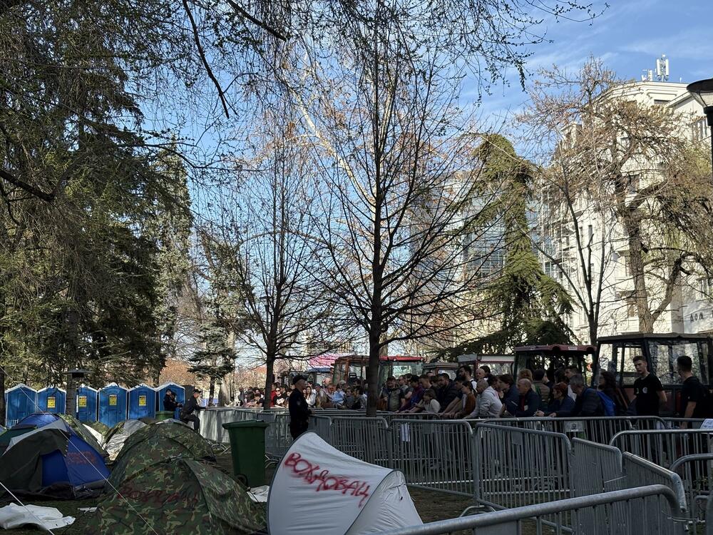 <p>Privremeni stanovnici Pionirskog parka nijesu bili raspoloženi za razgovor a ni za slikanje i snimanje. Svoje vrijeme su provodili sjedeći na klupama, u svojim šatorima i između njih. Žandarmerija im je kasnije danas pojačala obezbjeđenje</p>