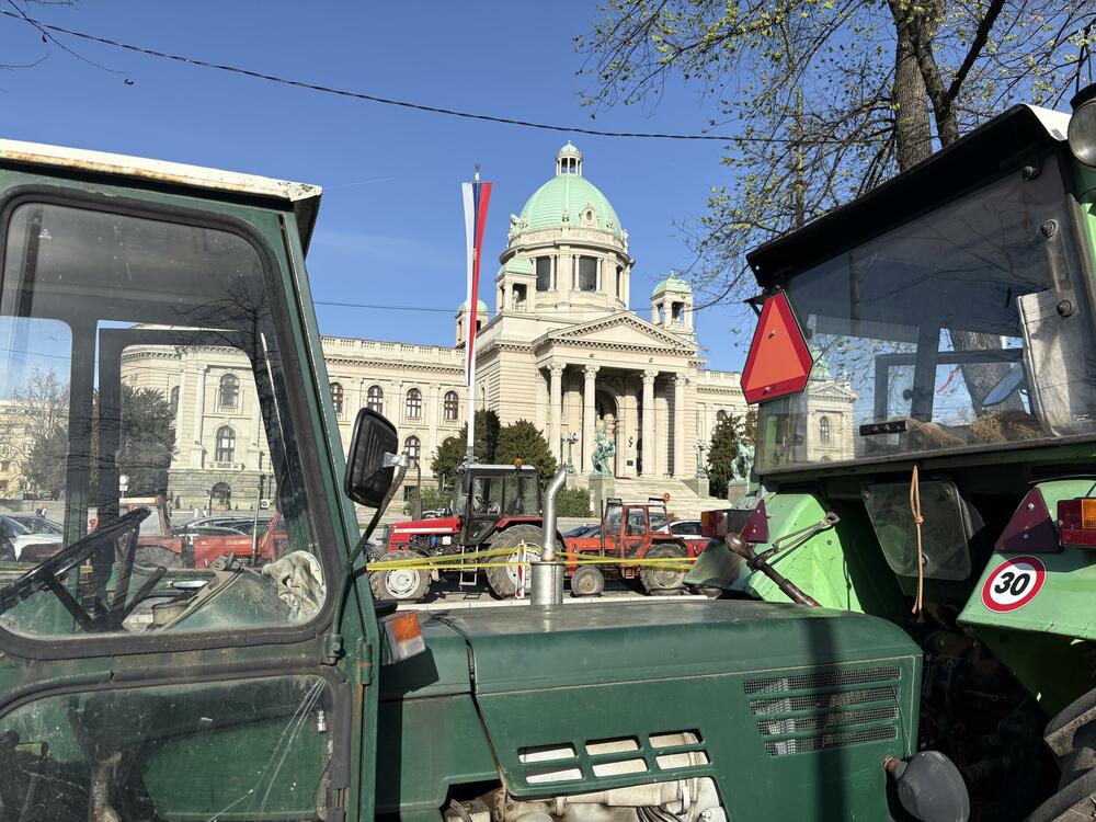 <p>Privremeni stanovnici Pionirskog parka nijesu bili raspoloženi za razgovor a ni za slikanje i snimanje. Svoje vrijeme su provodili sjedeći na klupama, u svojim šatorima i između njih. Žandarmerija im je kasnije danas pojačala obezbjeđenje</p>