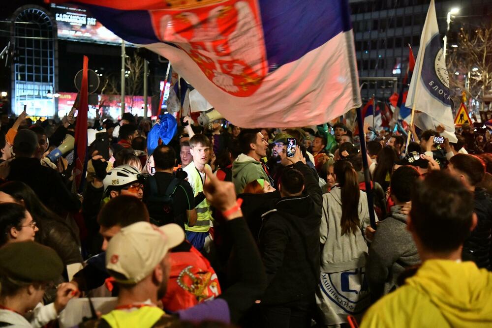 <p>Veliki broj studenata i građana čekao je još od oko 18.30 akademce i druge građane koji su došli iz raznih krajeva Srbije pred protest pred Skupštinom Srbije</p>