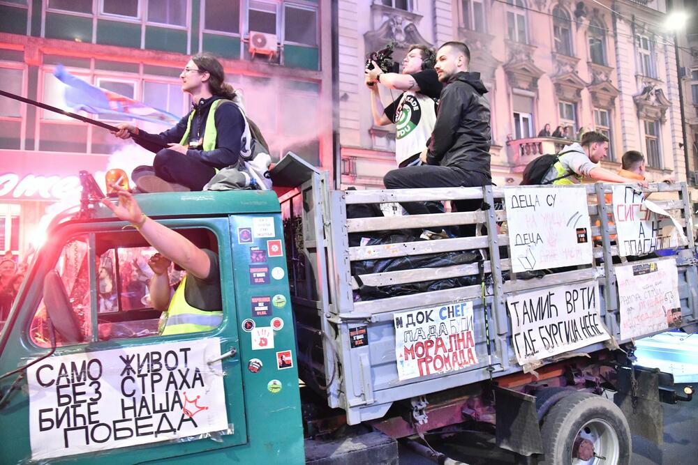<p>Veliki broj studenata i građana čekao je još od oko 18.30 akademce i druge građane koji su došli iz raznih krajeva Srbije pred protest pred Skupštinom Srbije</p>