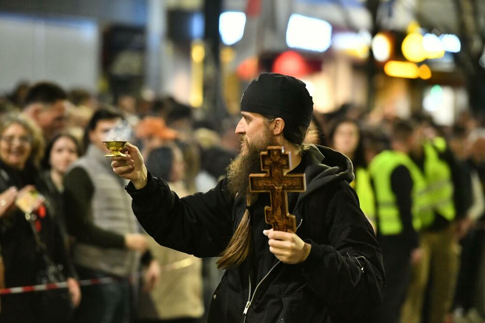 <p>Veliki broj studenata i građana čekao je još od oko 18.30 akademce i druge građane koji su došli iz raznih krajeva Srbije pred protest pred Skupštinom Srbije</p>