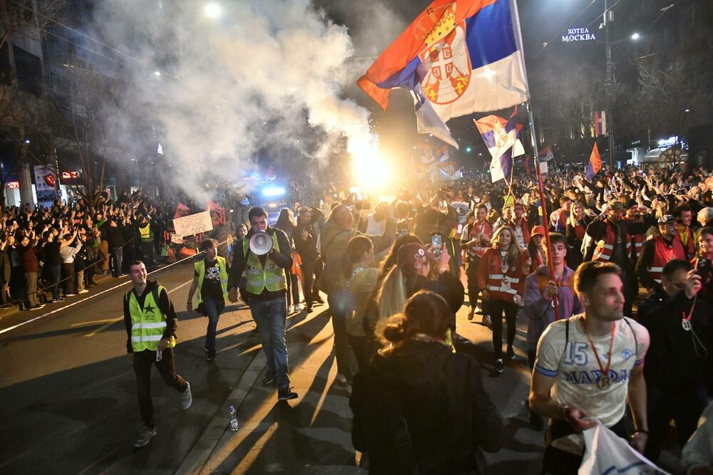 <p>Veliki broj studenata i građana čekao je još od oko 18.30 akademce i druge građane koji su došli iz raznih krajeva Srbije pred protest pred Skupštinom Srbije</p>