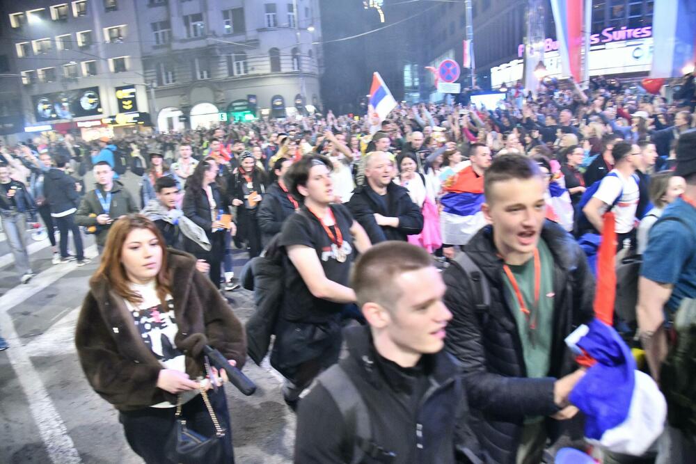 <p>Veliki broj studenata i građana čekao je još od oko 18.30 akademce i druge građane koji su došli iz raznih krajeva Srbije pred protest pred Skupštinom Srbije</p>