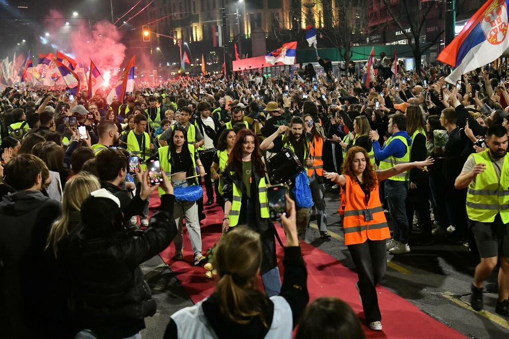 <p>Veliki broj studenata i građana čekao je još od oko 18.30 akademce i druge građane koji su došli iz raznih krajeva Srbije pred protest pred Skupštinom Srbije</p>