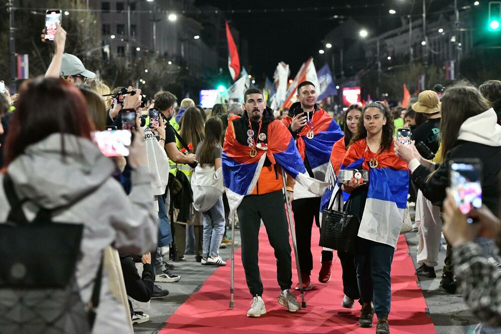 <p>Veliki broj studenata i građana čekao je još od oko 18.30 akademce i druge građane koji su došli iz raznih krajeva Srbije pred protest pred Skupštinom Srbije</p>