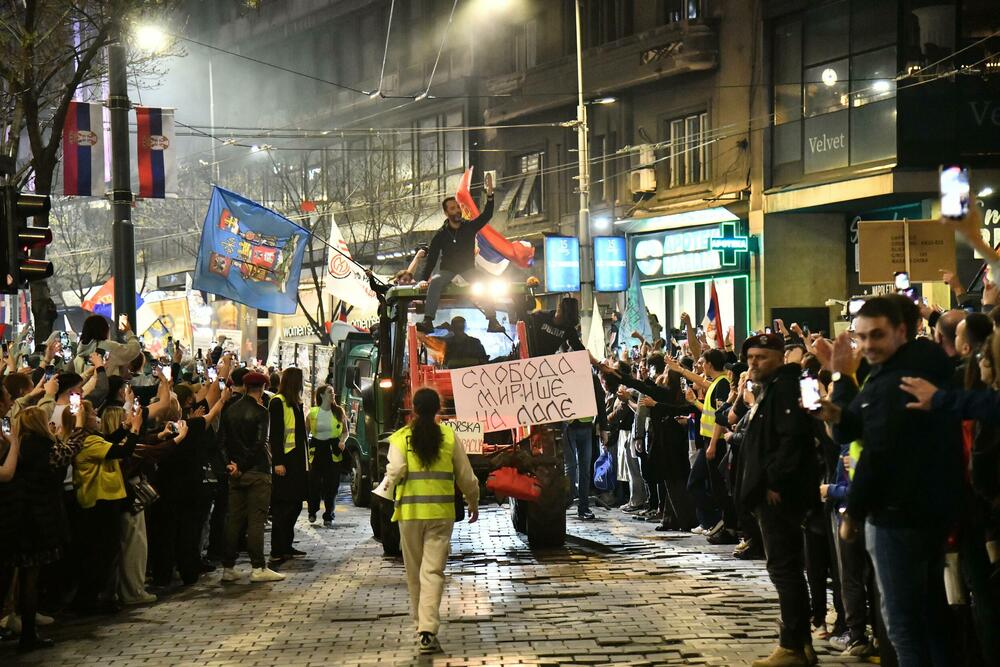 <p>Veliki broj studenata i građana čekao je još od oko 18.30 akademce i druge građane koji su došli iz raznih krajeva Srbije pred protest pred Skupštinom Srbije</p>