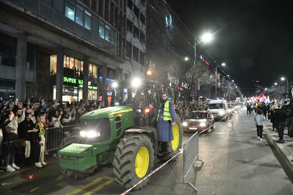 <p>Veliki broj studenata i građana čekao je još od oko 18.30 akademce i druge građane koji su došli iz raznih krajeva Srbije pred protest pred Skupštinom Srbije</p>