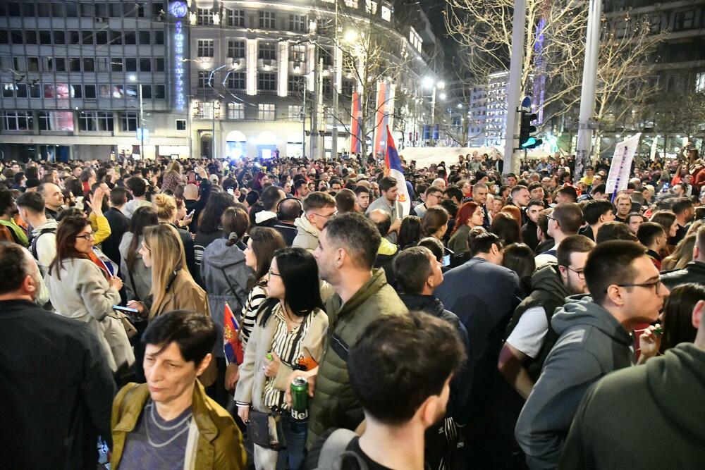 <p>Veliki broj studenata i građana čekao je još od oko 18.30 akademce i druge građane koji su došli iz raznih krajeva Srbije pred protest pred Skupštinom Srbije</p>