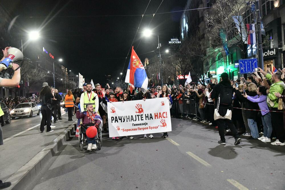 <p>Veliki broj studenata i građana čekao je još od oko 18.30 akademce i druge građane koji su došli iz raznih krajeva Srbije pred protest pred Skupštinom Srbije</p>