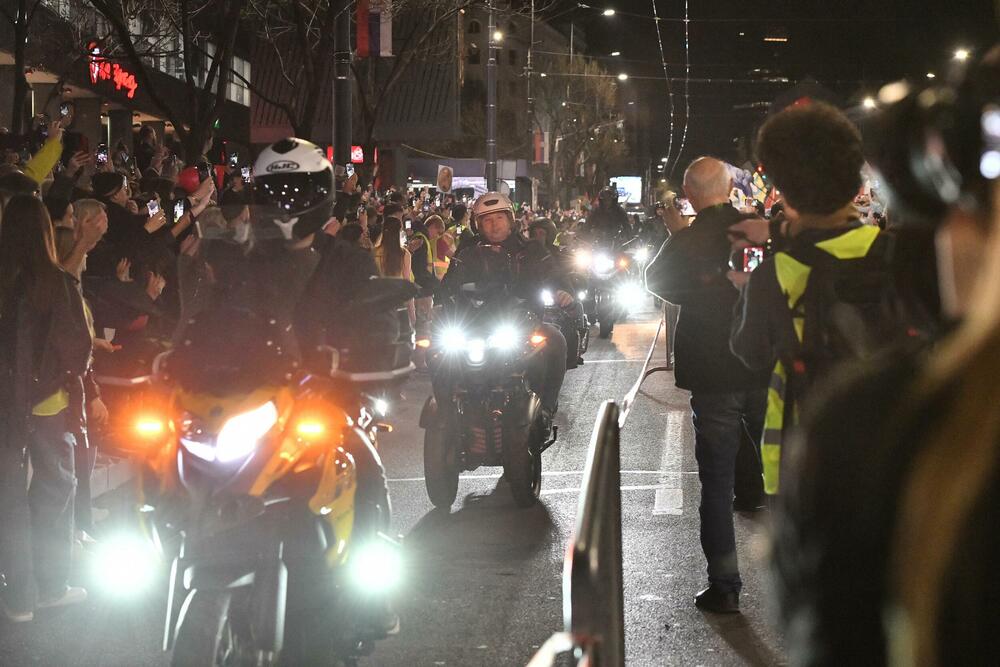 <p>Veliki broj studenata i građana čekao je još od oko 18.30 akademce i druge građane koji su došli iz raznih krajeva Srbije pred protest pred Skupštinom Srbije</p>