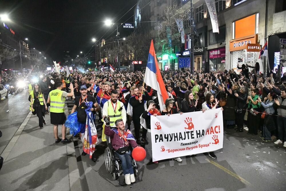 <p>Veliki broj studenata i građana čekao je još od oko 18.30 akademce i druge građane koji su došli iz raznih krajeva Srbije pred protest pred Skupštinom Srbije</p>
