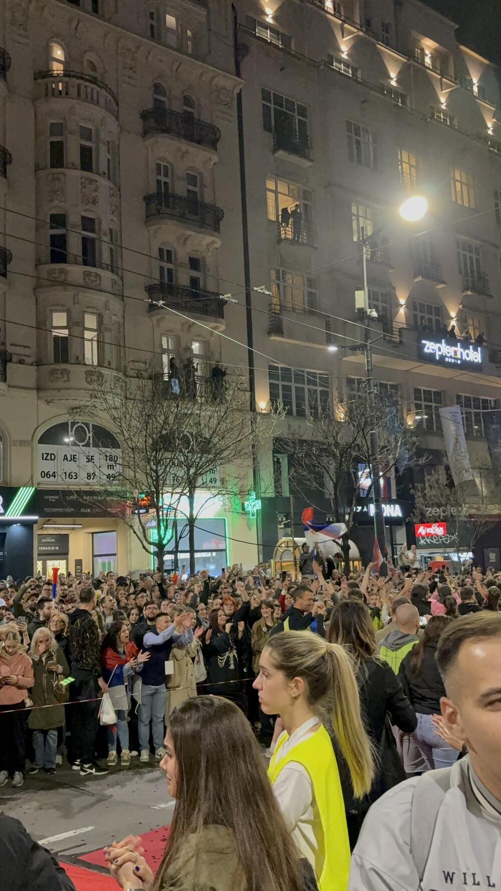 <p>Masovni protest koji je najavljen za danas počeće okupljanjem studenata i građana na četiri lokacije, kod Autokomande, Novog Beograda, Trga republike i Bulevara Kralja Aleksandra nakon čega će se svi ujediti ispred Skupštine Srbije naspram koje još uvijek stoji ograđen park „studenata koji žele da uče“</p>