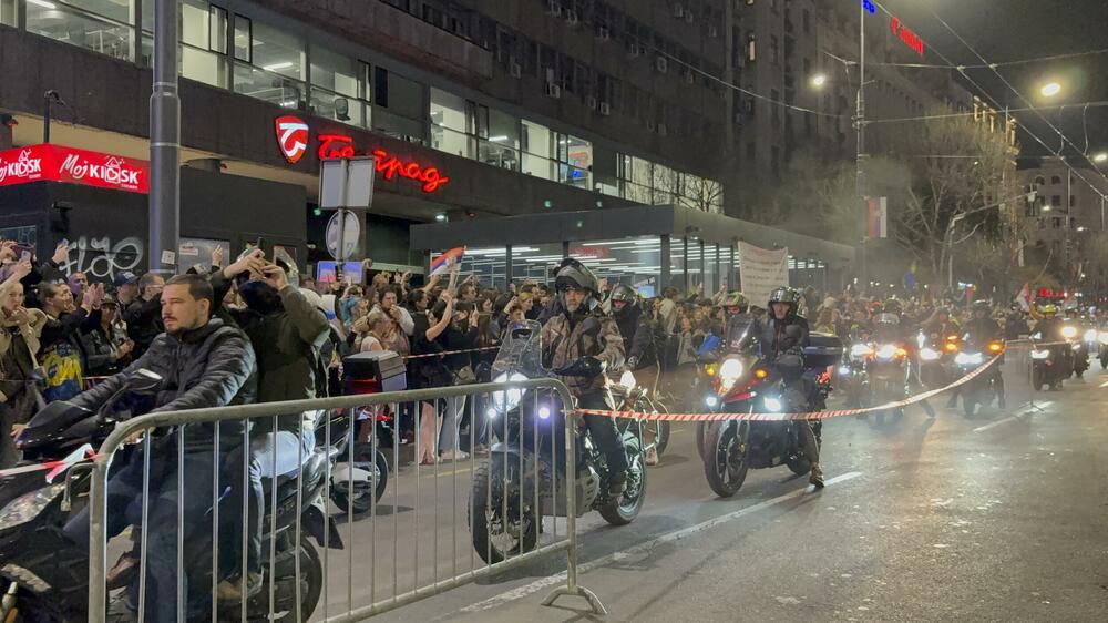 <p>Masovni protest koji je najavljen za danas počeće okupljanjem studenata i građana na četiri lokacije, kod Autokomande, Novog Beograda, Trga republike i Bulevara Kralja Aleksandra nakon čega će se svi ujediti ispred Skupštine Srbije naspram koje još uvijek stoji ograđen park „studenata koji žele da uče“</p>