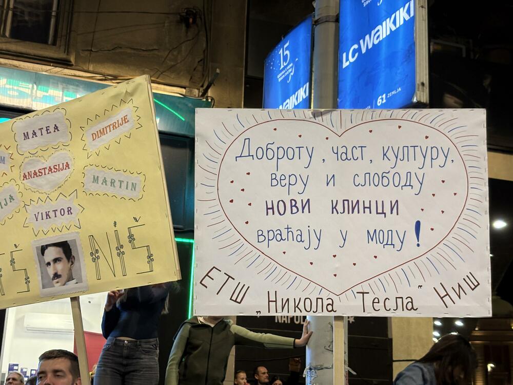 <p>Masovni protest koji je najavljen za danas počeće okupljanjem studenata i građana na četiri lokacije, kod Autokomande, Novog Beograda, Trga republike i Bulevara Kralja Aleksandra nakon čega će se svi ujediti ispred Skupštine Srbije naspram koje još uvijek stoji ograđen park „studenata koji žele da uče“</p>