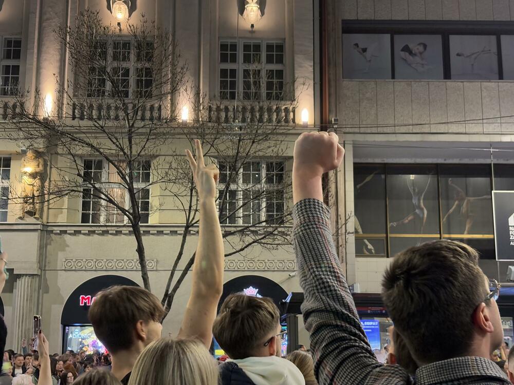 <p>Masovni protest koji je najavljen za danas počeće okupljanjem studenata i građana na četiri lokacije, kod Autokomande, Novog Beograda, Trga republike i Bulevara Kralja Aleksandra nakon čega će se svi ujediti ispred Skupštine Srbije naspram koje još uvijek stoji ograđen park „studenata koji žele da uče“</p>