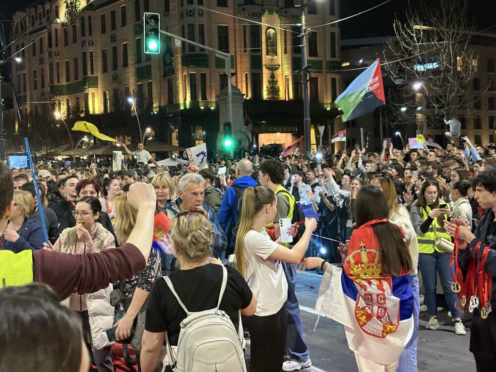 <p>Masovni protest koji je najavljen za danas počeće okupljanjem studenata i građana na četiri lokacije, kod Autokomande, Novog Beograda, Trga republike i Bulevara Kralja Aleksandra nakon čega će se svi ujediti ispred Skupštine Srbije naspram koje još uvijek stoji ograđen park „studenata koji žele da uče“</p>