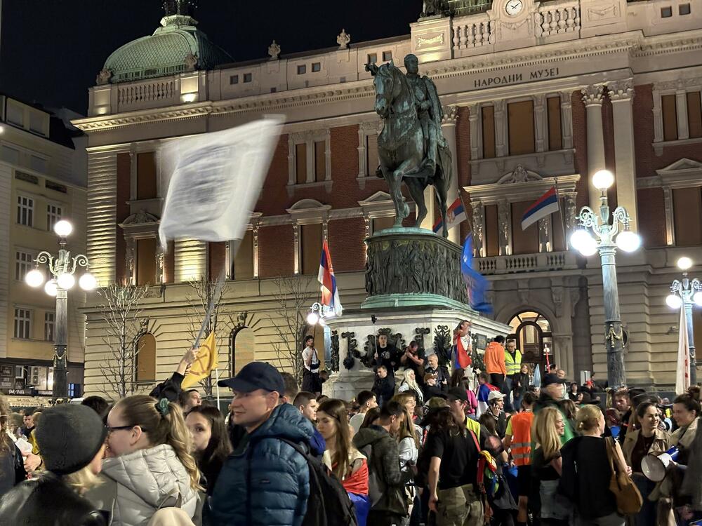 <p>Masovni protest koji je najavljen za danas počeće okupljanjem studenata i građana na četiri lokacije, kod Autokomande, Novog Beograda, Trga republike i Bulevara Kralja Aleksandra nakon čega će se svi ujediti ispred Skupštine Srbije naspram koje još uvijek stoji ograđen park „studenata koji žele da uče“</p>