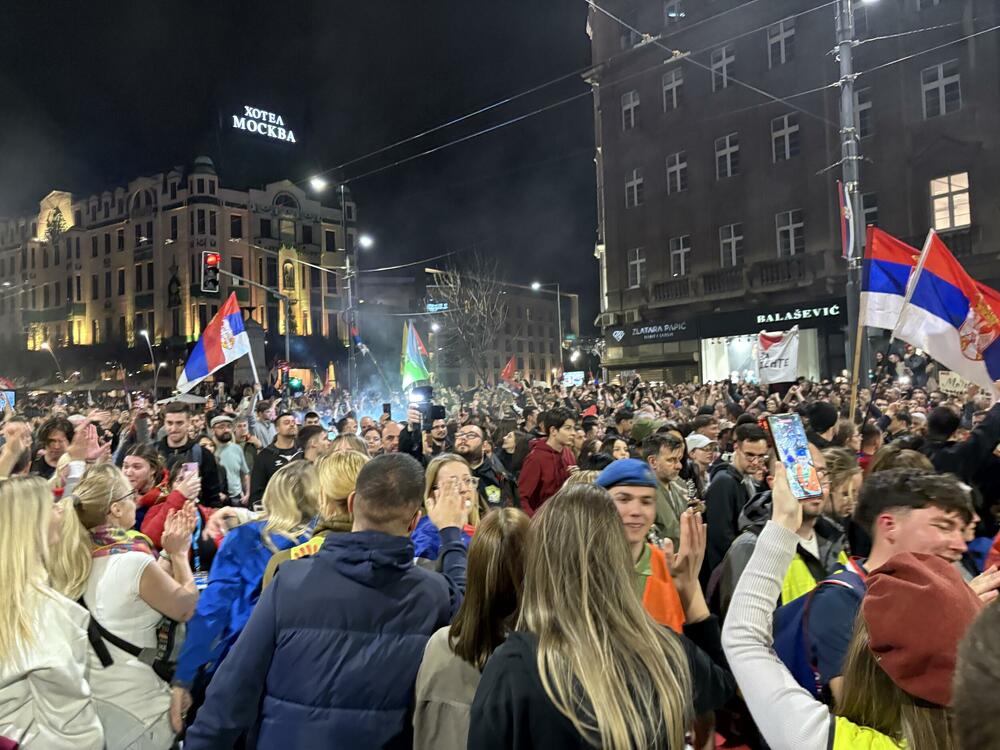 <p>Masovni protest koji je najavljen za danas počeće okupljanjem studenata i građana na četiri lokacije, kod Autokomande, Novog Beograda, Trga republike i Bulevara Kralja Aleksandra nakon čega će se svi ujediti ispred Skupštine Srbije naspram koje još uvijek stoji ograđen park „studenata koji žele da uče“</p>