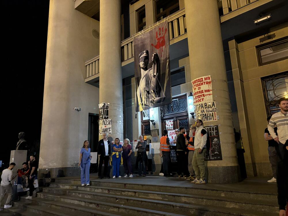 <p>Masovni protest koji je najavljen za danas počeće okupljanjem studenata i građana na četiri lokacije, kod Autokomande, Novog Beograda, Trga republike i Bulevara Kralja Aleksandra nakon čega će se svi ujediti ispred Skupštine Srbije naspram koje još uvijek stoji ograđen park „studenata koji žele da uče“</p>