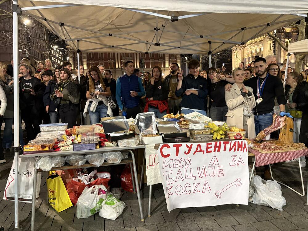 <p>Masovni protest koji je najavljen za danas počeće okupljanjem studenata i građana na četiri lokacije, kod Autokomande, Novog Beograda, Trga republike i Bulevara Kralja Aleksandra nakon čega će se svi ujediti ispred Skupštine Srbije naspram koje još uvijek stoji ograđen park „studenata koji žele da uče“</p>