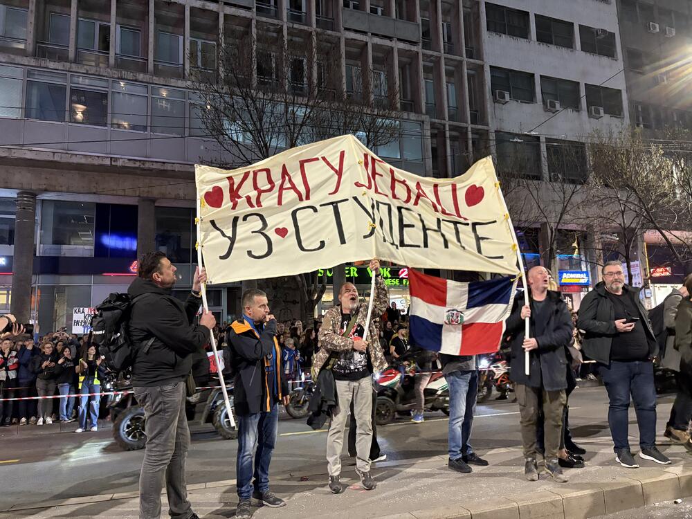 <p>Masovni protest koji je najavljen za danas počeće okupljanjem studenata i građana na četiri lokacije, kod Autokomande, Novog Beograda, Trga republike i Bulevara Kralja Aleksandra nakon čega će se svi ujediti ispred Skupštine Srbije naspram koje još uvijek stoji ograđen park „studenata koji žele da uče“</p>