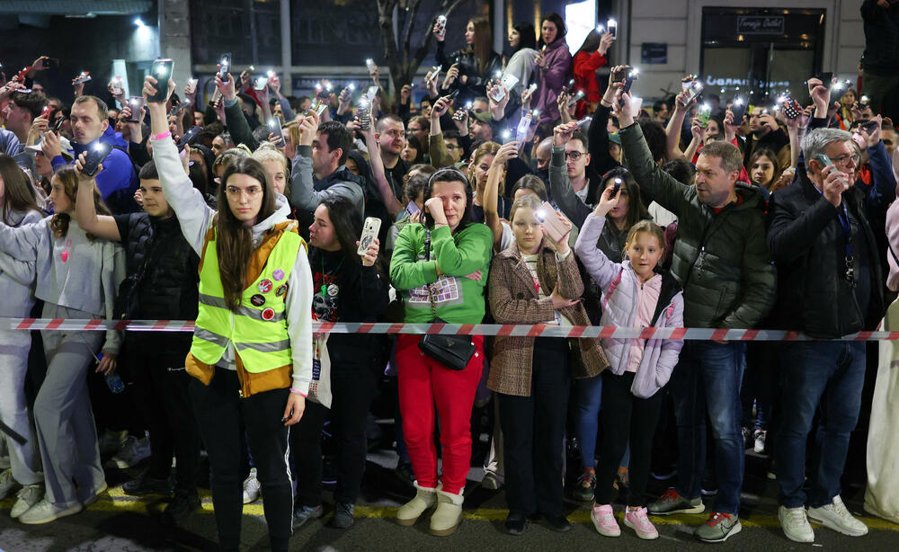 <p>U glavnom gradu Srbije održan masovni skup na koji su građane pozvali studenti u blokadi. Studenti poručili da protest više nije njihov nakon incidenta kod zgrade parlamenta, povukli se ka svojim fakultetima</p>
