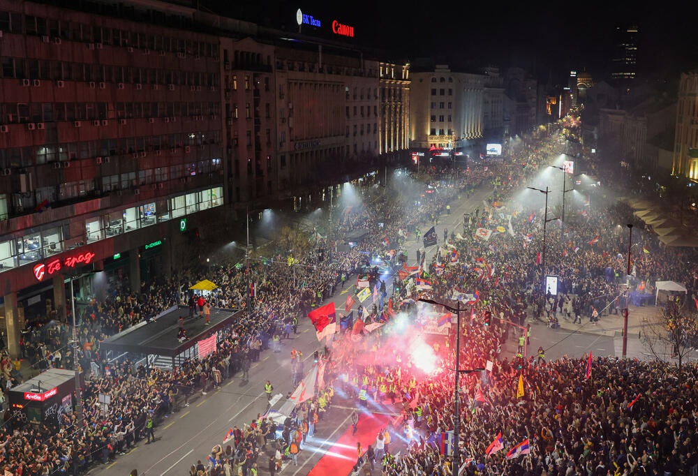 <p>U glavnom gradu Srbije održan masovni skup na koji su građane pozvali studenti u blokadi. Studenti poručili da protest više nije njihov nakon incidenta kod zgrade parlamenta, povukli se ka svojim fakultetima</p>