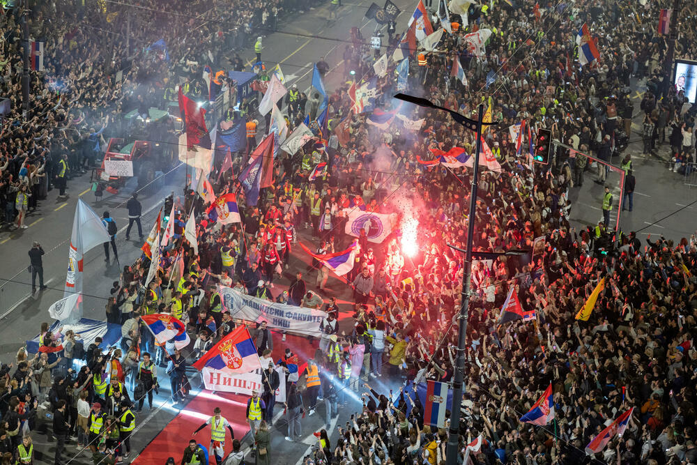 <p>U glavnom gradu Srbije održan masovni skup na koji su građane pozvali studenti u blokadi. Studenti poručili da protest više nije njihov nakon incidenta kod zgrade parlamenta, povukli se ka svojim fakultetima</p>