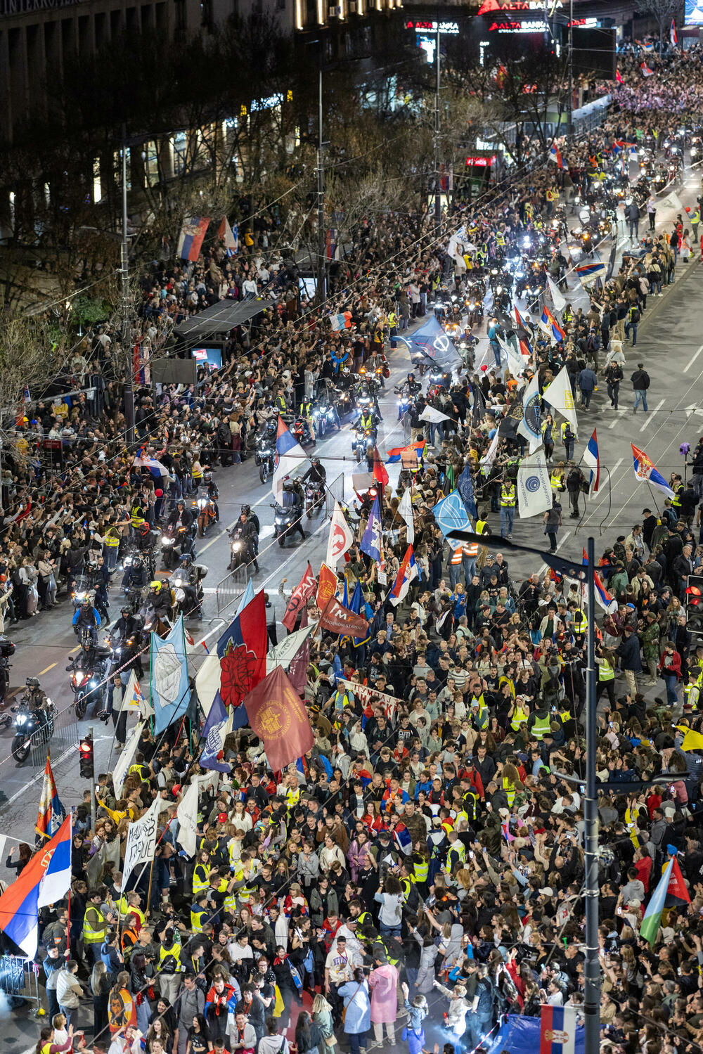 <p>U glavnom gradu Srbije održan masovni skup na koji su građane pozvali studenti u blokadi. Studenti poručili da protest više nije njihov nakon incidenta kod zgrade parlamenta, povukli se ka svojim fakultetima</p>