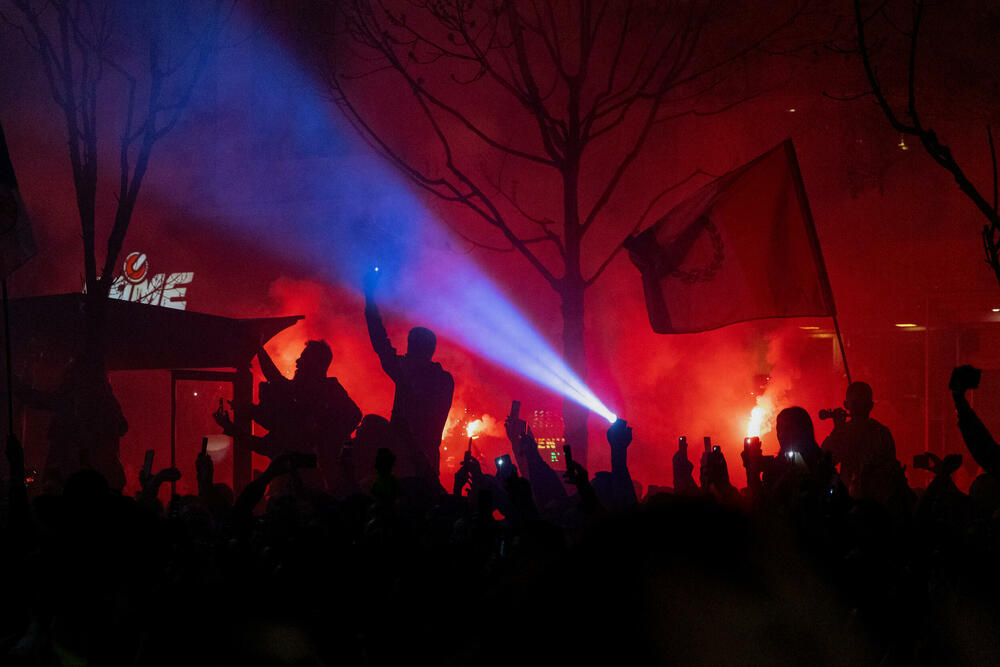 <p>U glavnom gradu Srbije održan masovni skup na koji su građane pozvali studenti u blokadi. Studenti poručili da protest više nije njihov nakon incidenta kod zgrade parlamenta, povukli se ka svojim fakultetima</p>