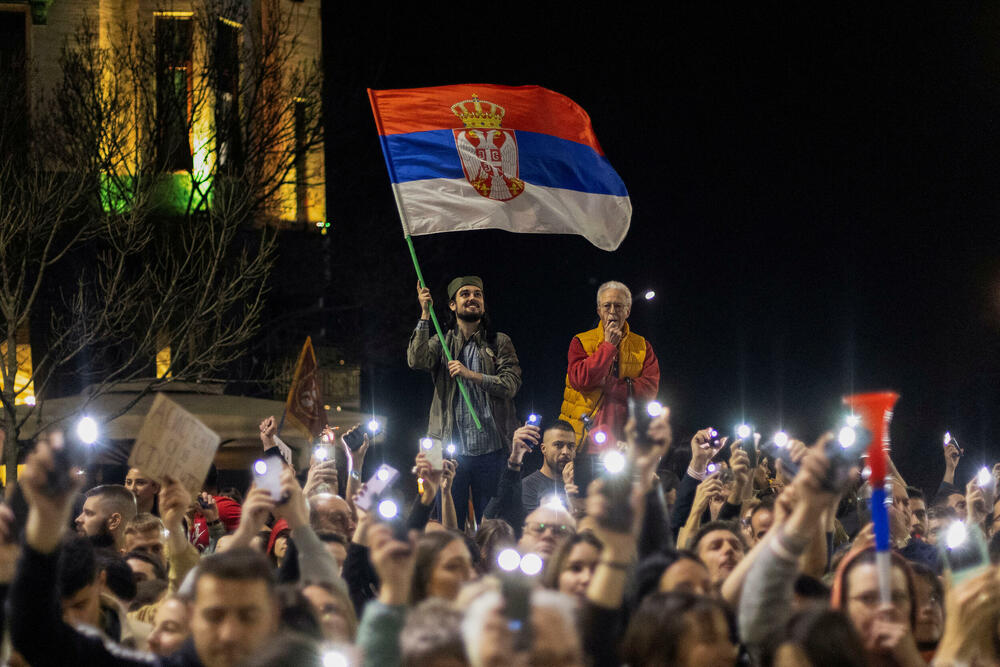 <p>U glavnom gradu Srbije održan masovni skup na koji su građane pozvali studenti u blokadi. Studenti poručili da protest više nije njihov nakon incidenta kod zgrade parlamenta, povukli se ka svojim fakultetima</p>