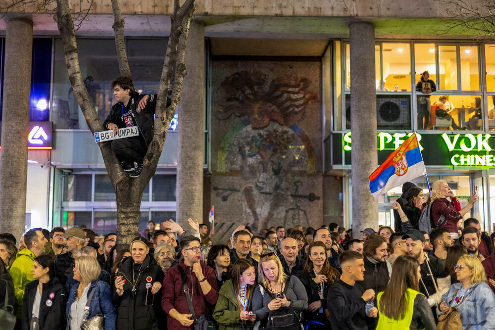 <p>U glavnom gradu Srbije održan masovni skup na koji su građane pozvali studenti u blokadi. Studenti poručili da protest više nije njihov nakon incidenta kod zgrade parlamenta, povukli se ka svojim fakultetima</p>