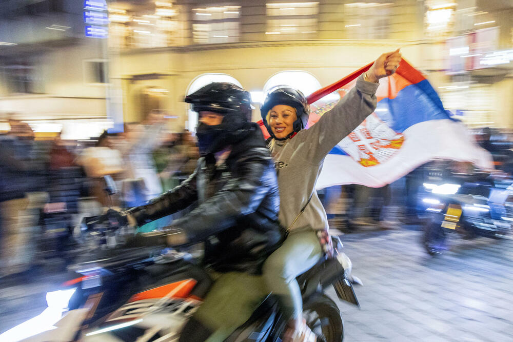 <p>U glavnom gradu Srbije održan masovni skup na koji su građane pozvali studenti u blokadi. Studenti poručili da protest više nije njihov nakon incidenta kod zgrade parlamenta, povukli se ka svojim fakultetima</p>
