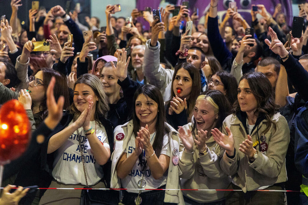 <p>U glavnom gradu Srbije održan masovni skup na koji su građane pozvali studenti u blokadi. Studenti poručili da protest više nije njihov nakon incidenta kod zgrade parlamenta, povukli se ka svojim fakultetima</p>