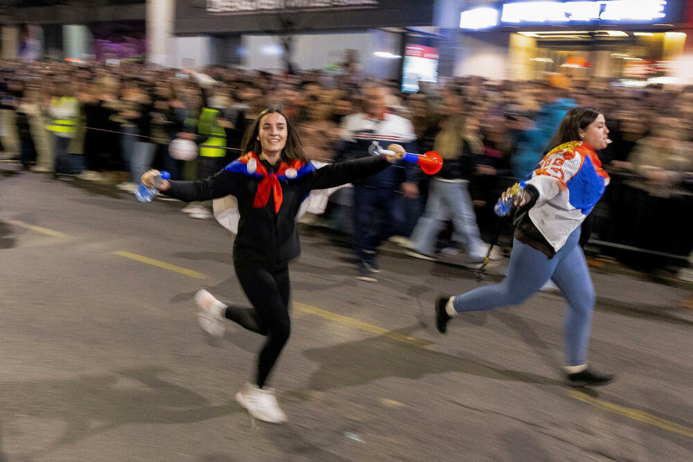 <p>U glavnom gradu Srbije održan masovni skup na koji su građane pozvali studenti u blokadi. Studenti poručili da protest više nije njihov nakon incidenta kod zgrade parlamenta, povukli se ka svojim fakultetima</p>