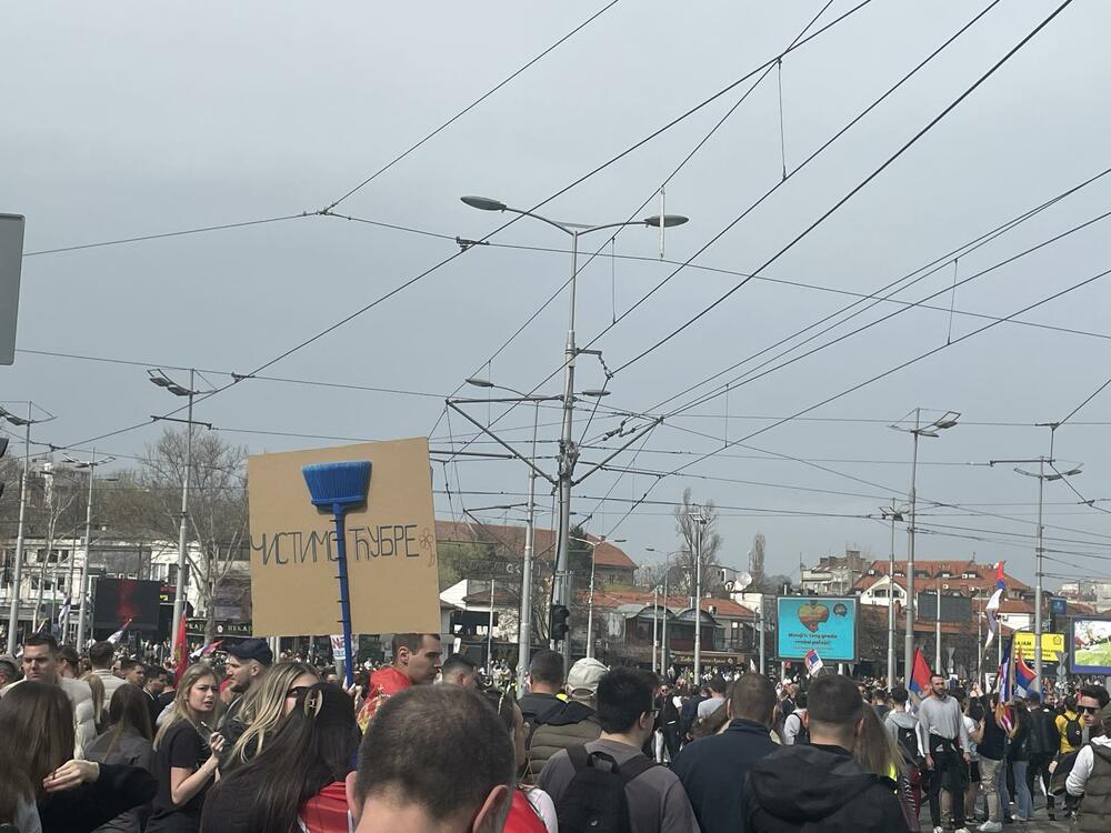 <p>U glavnom gradu Srbije održan masovni skup na koji su građane pozvali studenti u blokadi. Studenti poručili da protest više nije njihov nakon incidenta kod zgrade parlamenta, povukli se ka svojim fakultetima</p>