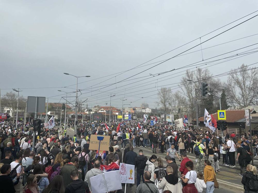 <p>U glavnom gradu Srbije održan masovni skup na koji su građane pozvali studenti u blokadi. Studenti poručili da protest više nije njihov nakon incidenta kod zgrade parlamenta, povukli se ka svojim fakultetima</p>