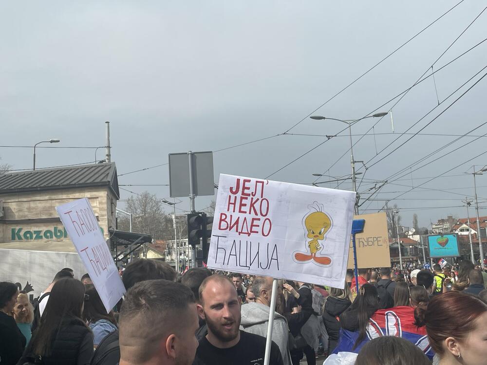 <p>U glavnom gradu Srbije održan masovni skup na koji su građane pozvali studenti u blokadi. Studenti poručili da protest više nije njihov nakon incidenta kod zgrade parlamenta, povukli se ka svojim fakultetima</p>