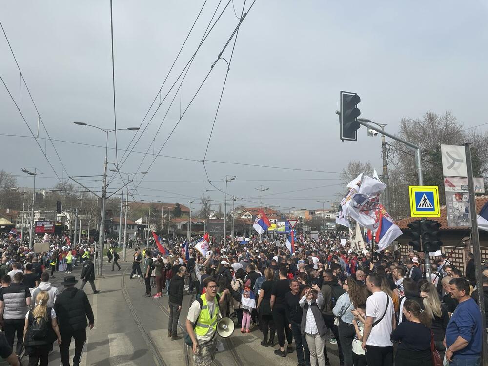 <p>U glavnom gradu Srbije održan masovni skup na koji su građane pozvali studenti u blokadi. Studenti poručili da protest više nije njihov nakon incidenta kod zgrade parlamenta, povukli se ka svojim fakultetima</p>