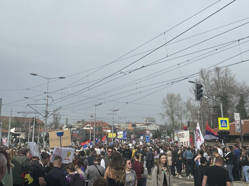 <p>U glavnom gradu Srbije održan masovni skup na koji su građane pozvali studenti u blokadi. Studenti poručili da protest više nije njihov nakon incidenta kod zgrade parlamenta, povukli se ka svojim fakultetima</p>