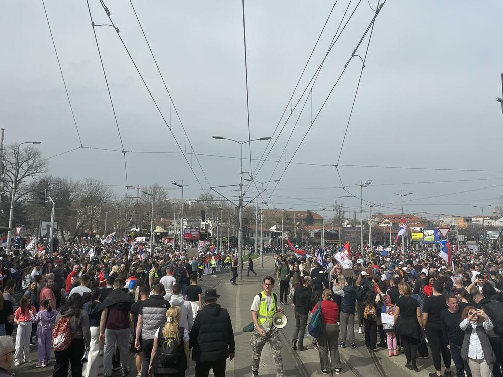 <p>U glavnom gradu Srbije održan masovni skup na koji su građane pozvali studenti u blokadi. Studenti poručili da protest više nije njihov nakon incidenta kod zgrade parlamenta, povukli se ka svojim fakultetima</p>